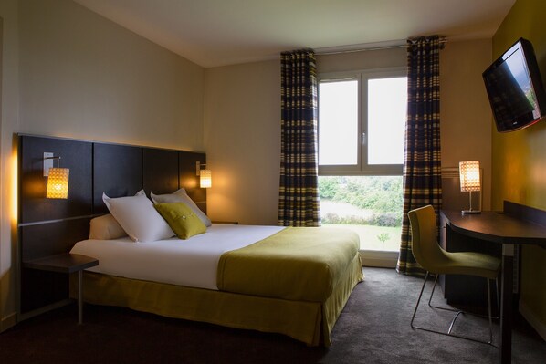 Minibar, desk, soundproofing, free WiFi