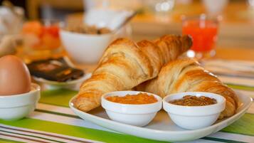 TĂ€gliches FrĂŒhstĂŒcksbuffet (13 EUR pro Person)