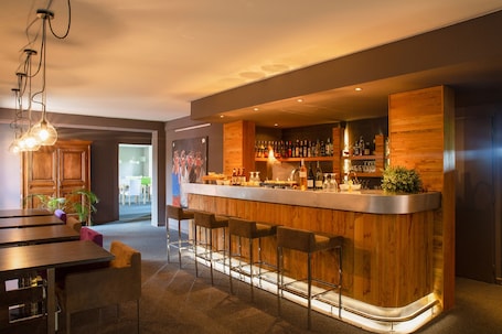 Bar (en la propiedad). The Originals Boutique, Hôtel Marytel, Montbrison