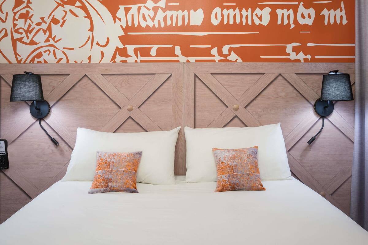 standard double room, 1 double bed | premium bedding, in-room safe, laptop workspace, blackout curtains