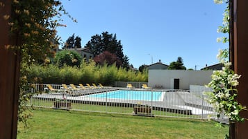 Sæsonbestemt udendørs pool, åben fra kl. 09.00 til kl. 21.00, parasoller