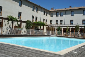 Seasonal outdoor pool, open 9:00 AM to 9:00 PM, pool umbrellas - ibis Styles Carcassonne La Cité (Carcassonne)