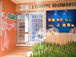 Breakfast, dinner served; French cuisine, pool views - ibis Styles Carcassonne La Cité (Carcassonne)