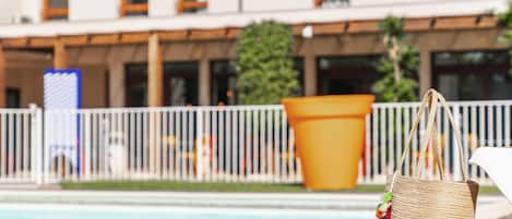 Alberca al aire libre por temporada y sombrillas en la alberca