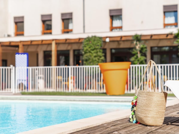 Seasonal outdoor pool, open 9:00 AM to 9:00 PM, pool umbrellas - ibis Styles Carcassonne La Cité (Carcassonne)