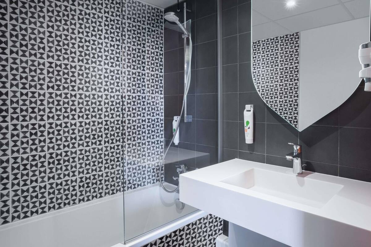 eco-friendly toiletries, hair dryer, towels