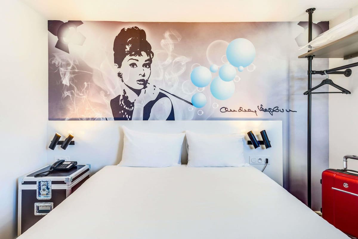 Caja fuerte, escritorio, cortinas opacas y sistema de insonorización