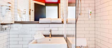 Standard Twin Room, 2 Twin Beds | Bathroom | Combined shower/tub, eco-friendly toiletries, hair dryer, towels