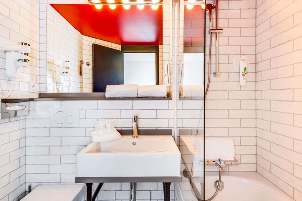 Standard Twin Room, 2 Twin Beds | Bathroom | Combined shower/tub, eco-friendly toiletries, hair dryer, towels