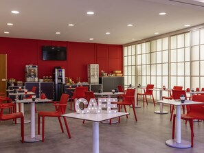 Breakfast area - ibis Styles Paris Saint Denis Plaine (Saint-Denis)