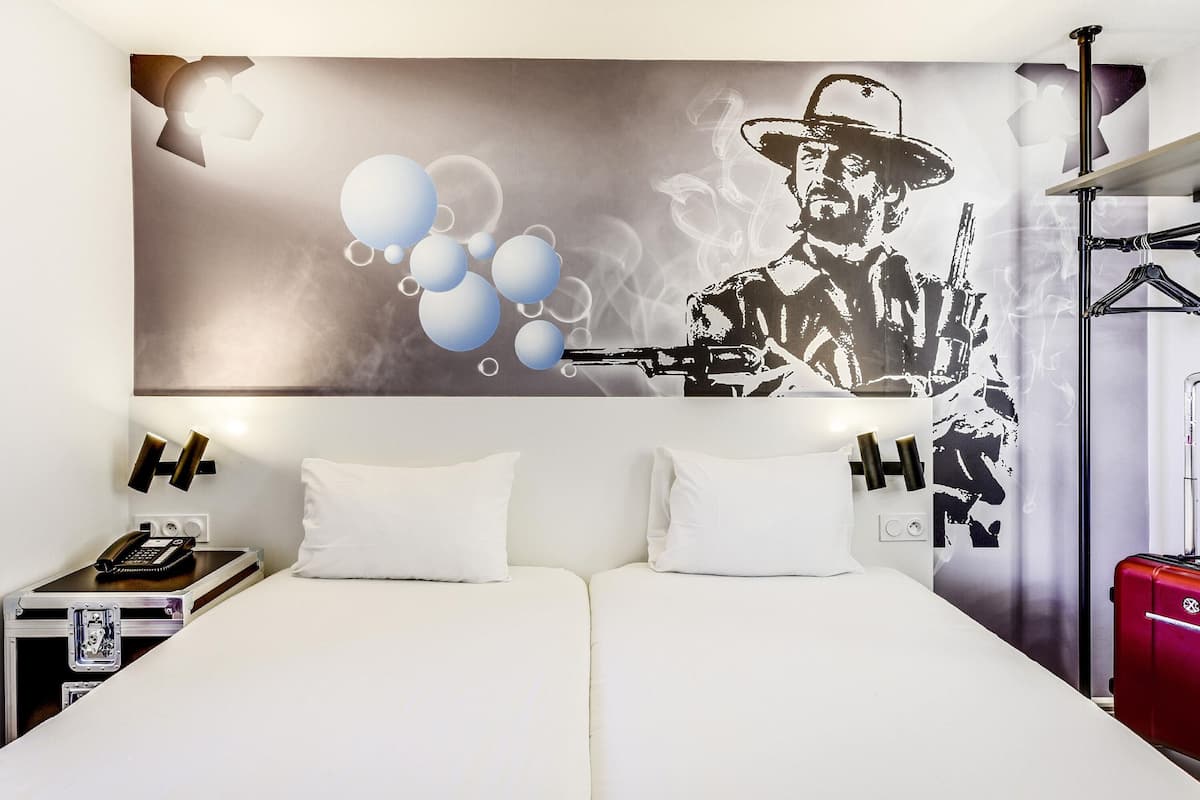 Chambre Standard avec lits jumeaux, 2 lits une place | Coffres-forts dans les chambres, bureau, rideaux occultants