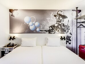 Standard Twin Room, 2 Katil Bujang (Single) | Peti besi dalam bilik, meja, langsir/tirai gelap terus, kalis bunyi 