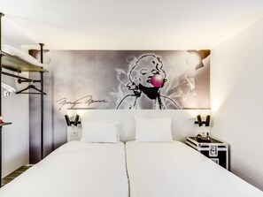 Standard Twin Room, 2 Katil Bujang (Single) | Peti besi dalam bilik, meja, langsir/tirai gelap terus, kalis bunyi 