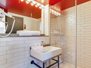 Standard Double Room, 1 Katil Kelamin (Double) | Peti besi dalam bilik, meja, langsir/tirai gelap terus, kalis bunyi 