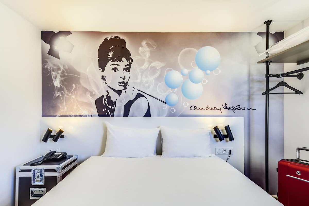 Standard dubbelrum - 1 dubbelsäng | Värdeförvaringsskåp på rummet, skrivbord och mörkläggningsgardiner