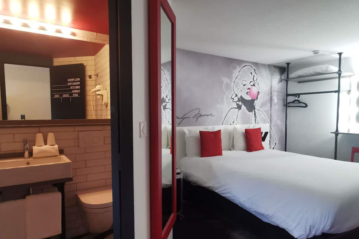 Standaard tweepersoonskamer, 1 tweepersoonsbed | Een kluis op de kamer, een bureau, verduisterende gordijnen