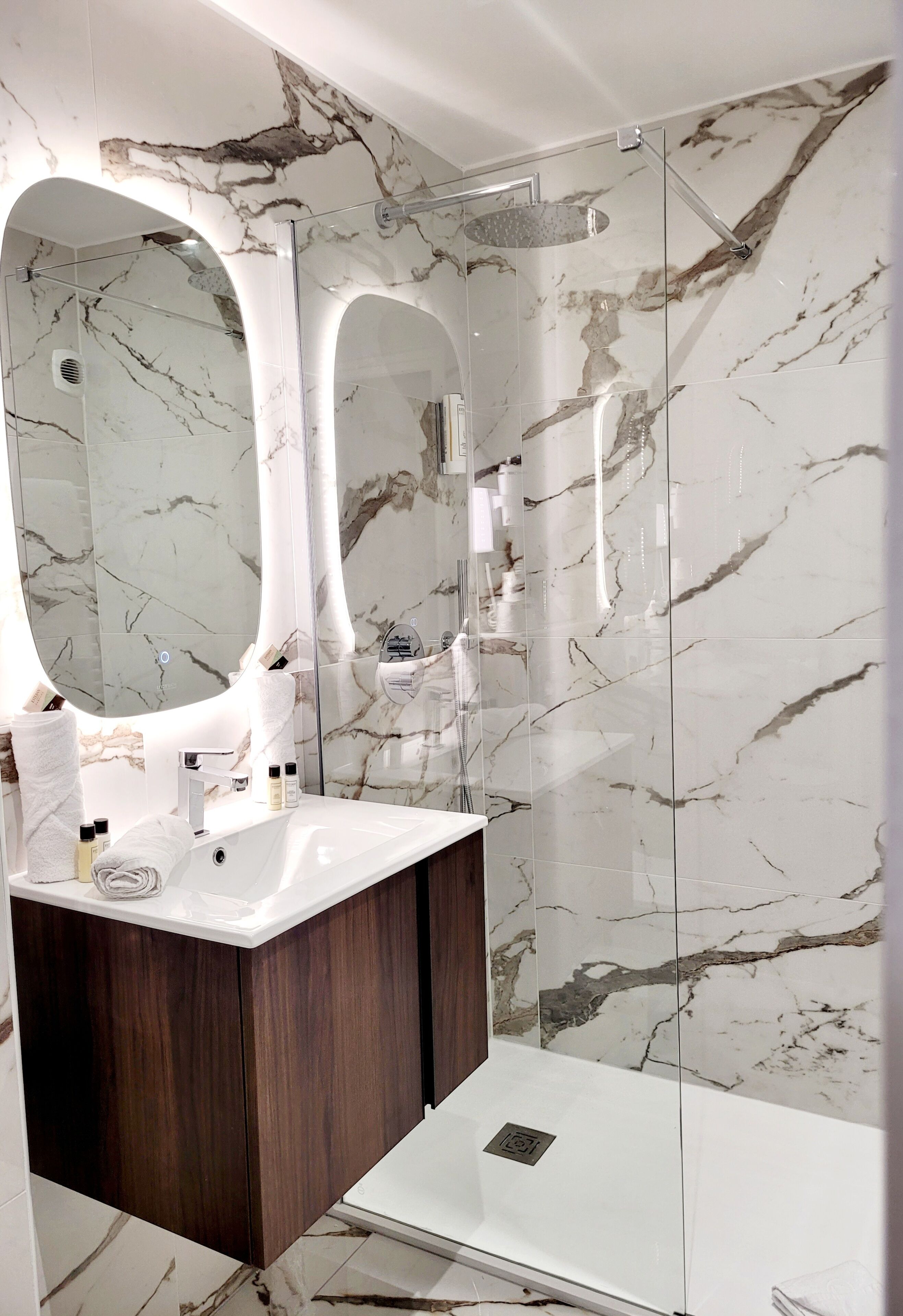 triple room | bathroom | free toiletries, hair dryer, towels