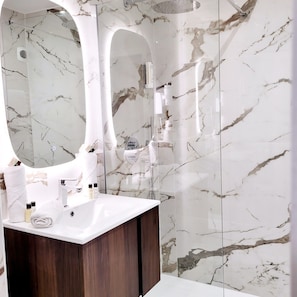 Superior Double Room | Bathroom | Free toiletries, hair dryer, towels
