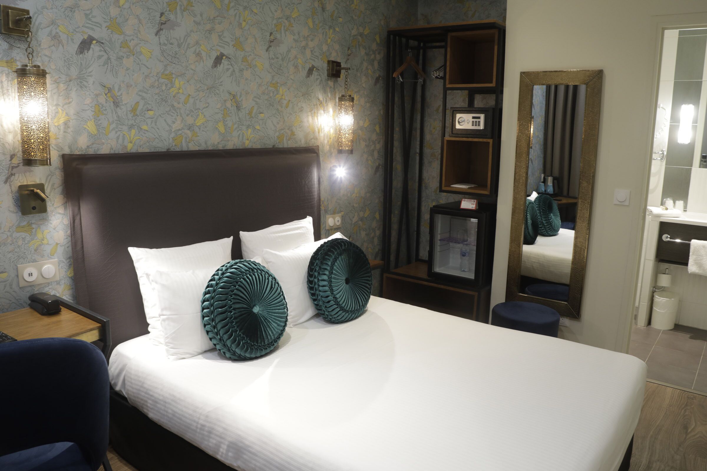 double room | minibar, in-room safe, individually decorated, individually furnished