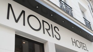 A hotel sign with the name 'MORIS HOTEL'. - Hôtel Moris (Paris)
