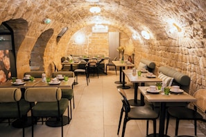 Daily buffet breakfast for a fee - Hôtel Moris (Paris)