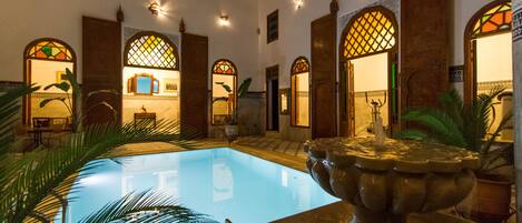 室内游泳池,日光浴躺椅