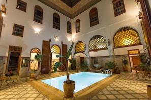Indoor pool, sun loungers - Palais D'hôtes Suites & SPA Fes (Fes)