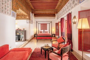 Ropa de cama de alta calidad y caja de seguridad en la habitación 