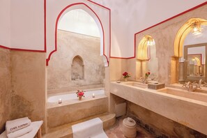 Dutxa, articles de tocador gratuïts, assecador de cabells i barnussos 