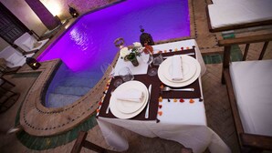 Una piscina al aire libre, sombrillas, tumbonas