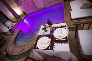 Outdoor pool, pool umbrellas, pool loungers - Riad Amira (Marrakech)