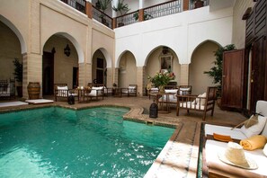 Outdoor pool, pool umbrellas, sun loungers - Riad Amira (Marrakech)