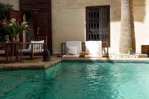 Outdoor pool, pool umbrellas, sun loungers - Riad Amira (Marrakech)