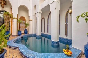 حمام سباحة داخلي