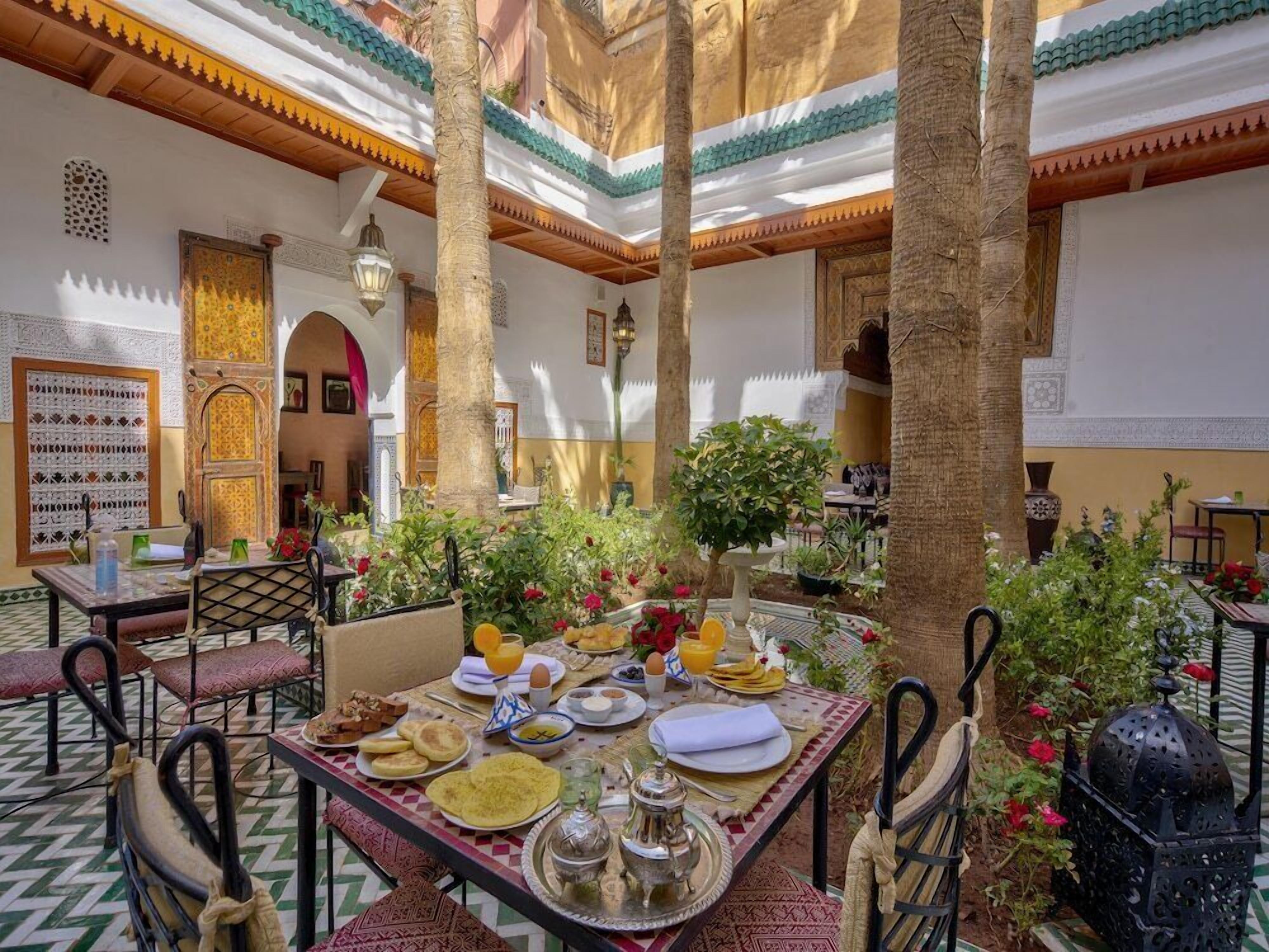 تناول الطعام بالخارج