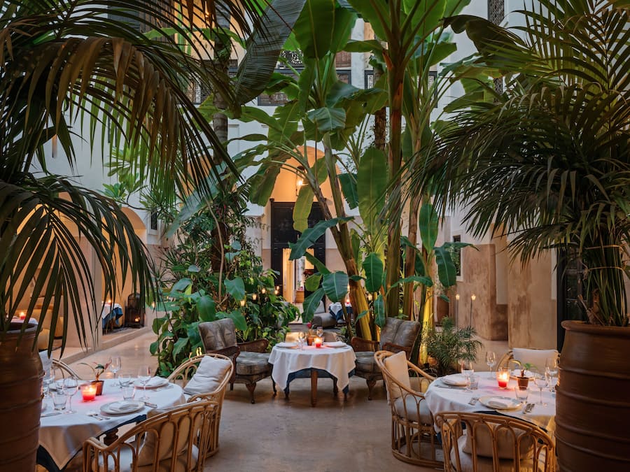 Melayani sarapan, makan siang, makan malam; dengan pemandangan taman