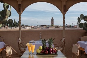 Petit déjeuner complet compris tous les jours