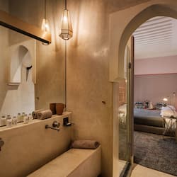 Quarto luxo | Pia do banheiro