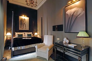 Een minibar, een kluis op de kamer, een bureau, gratis babybedden