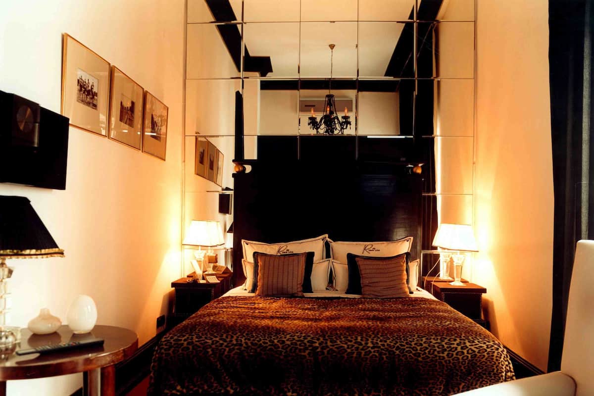 Habitación doble superior | Minibar, caja de seguridad en la habitación y escritorio