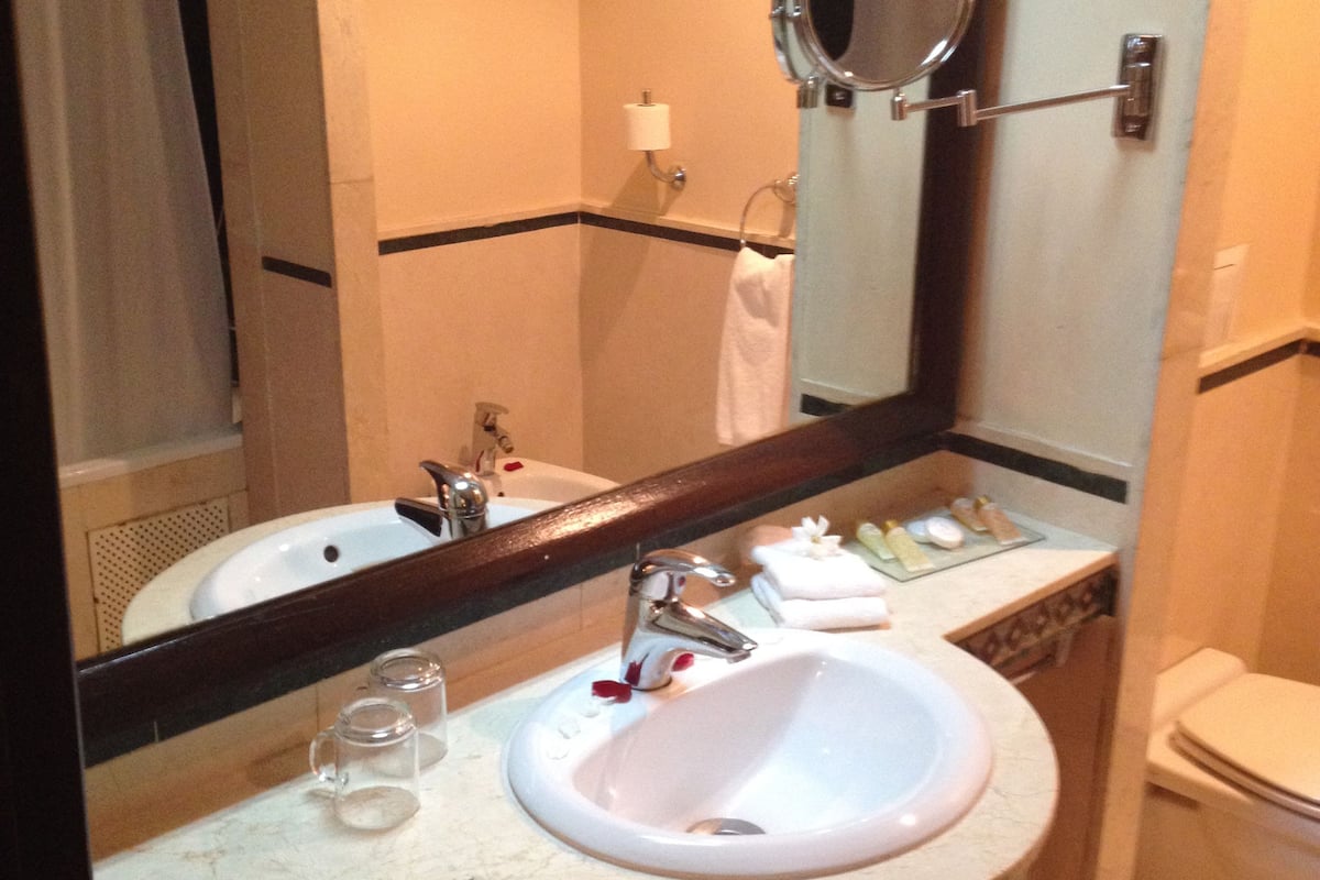 suite | bathroom sink