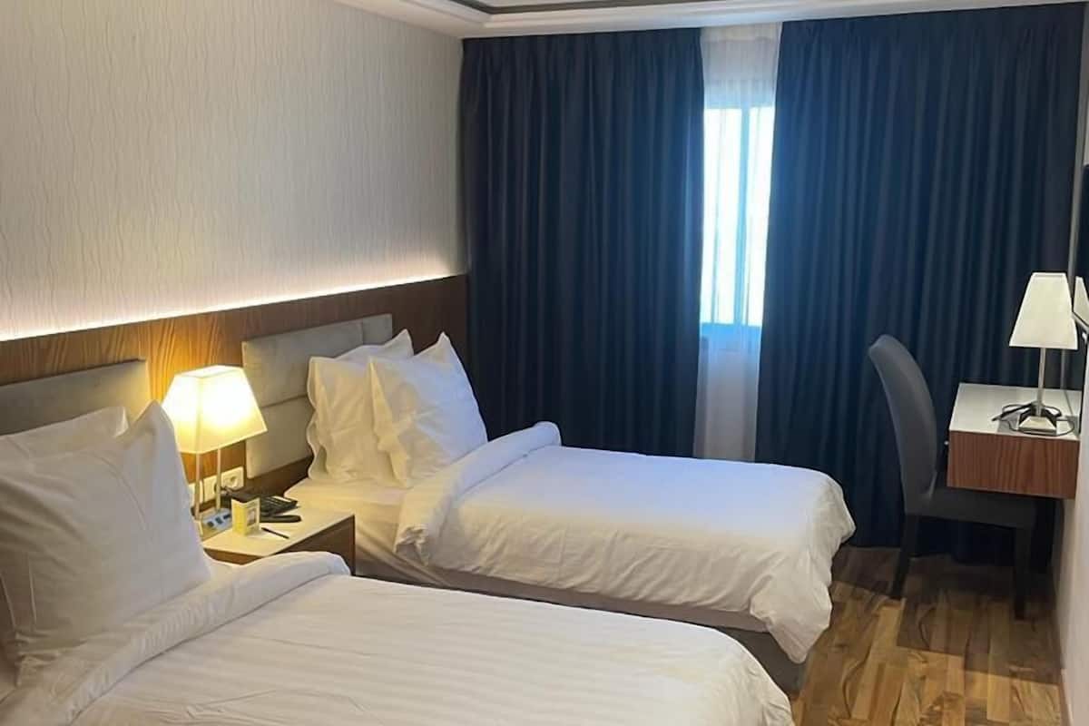 premium bedding, minibar, in-room safe, laptop workspace