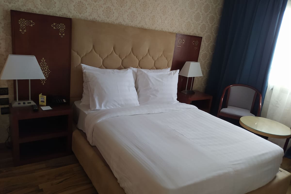 standard room | premium bedding, minibar, in-room safe, laptop workspace