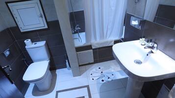 Habitación estándar con 2 camas individuales | Baño | Regadera, amenidades de baño gratuitas, secadora de cabello, bidet