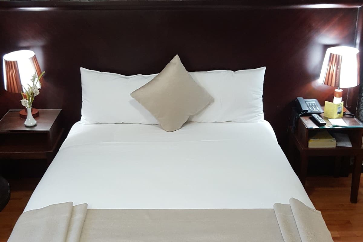 standard room | premium bedding, minibar, in-room safe, laptop workspace