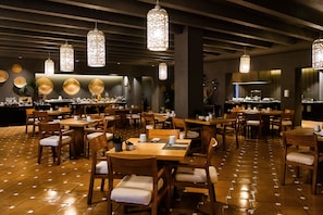 5 restaurants, breakfast, lunch, dinner served; Greek cuisine