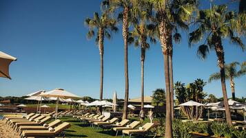 In Strandnähe, weißer Sandstrand, Schnorcheln