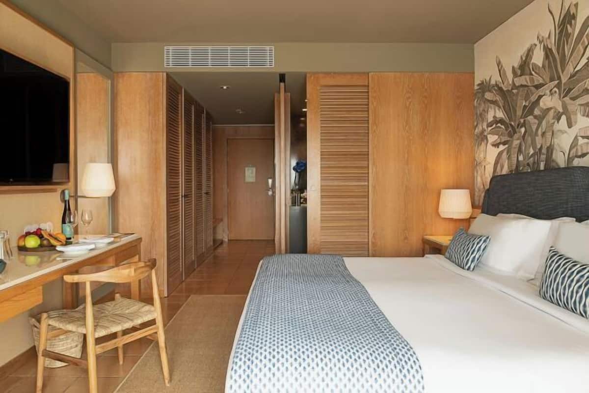 Premium bedding, down duvets, minibar, in-room safe