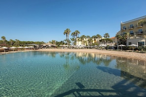 Indoor pool, 3 outdoor pools, pool loungers