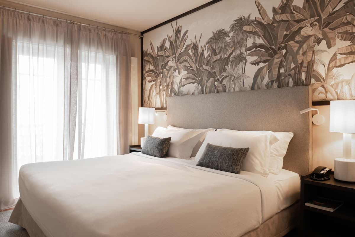 Premium bedding, down comforters, minibar, in-room safe